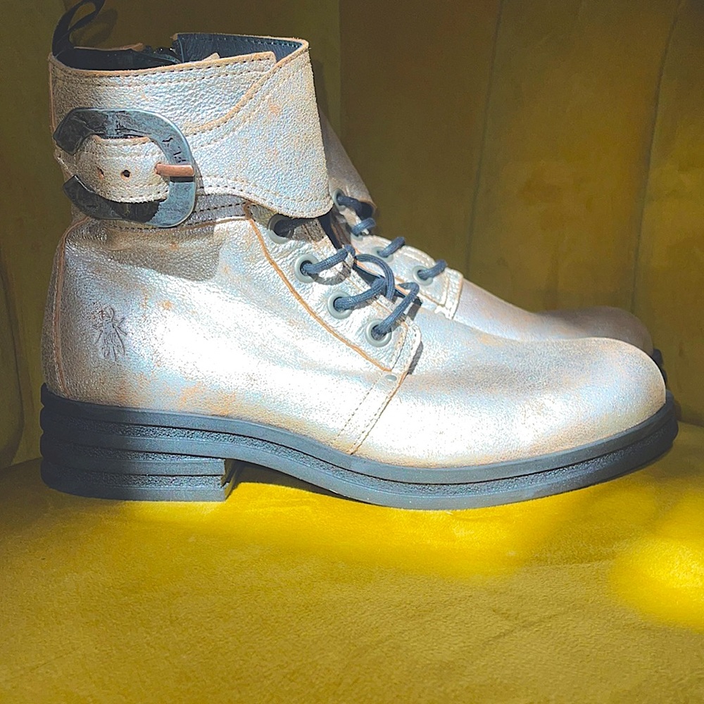 FLY LONDON Boots KARA664FLY zone SIZE 10 Cool pearl opalescent look with buckle